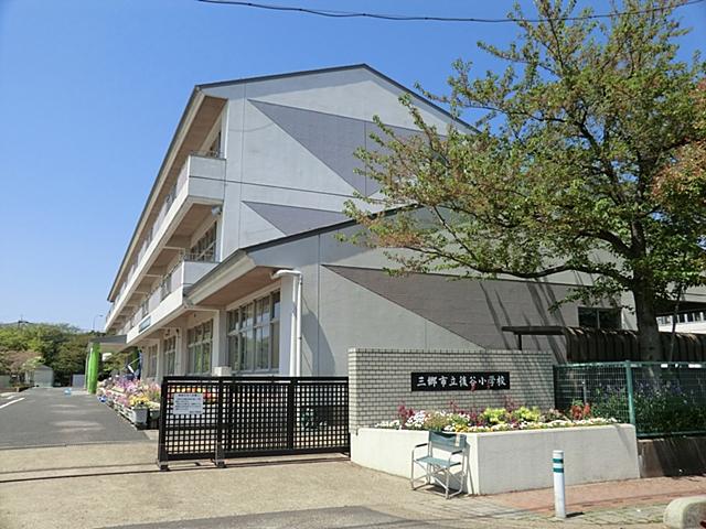 Primary school. Ushiroya until elementary school 240m
