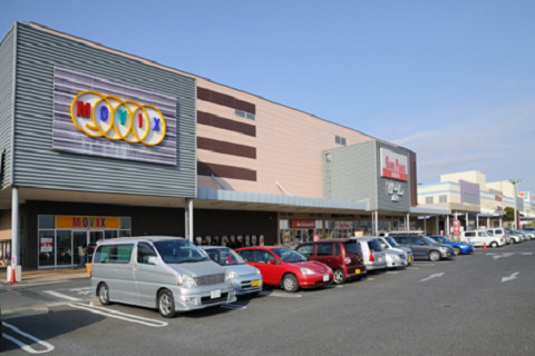 Shopping centre. Piarashiti Misato until the (shopping center) 400m