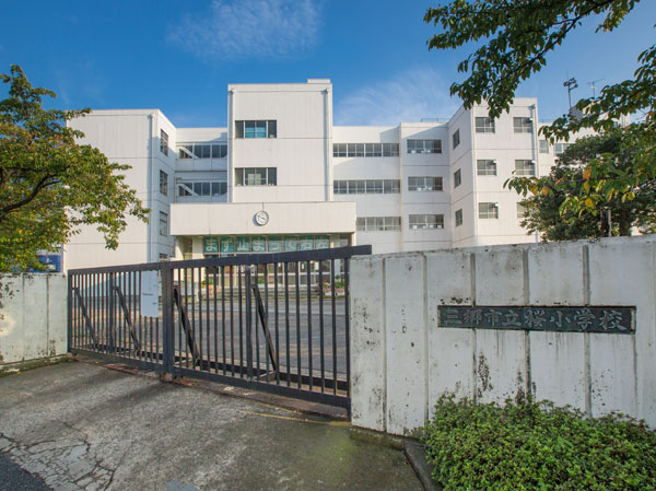 Surrounding environment. Municipal Sakura Elementary School (about 70m ・ 1-minute walk)