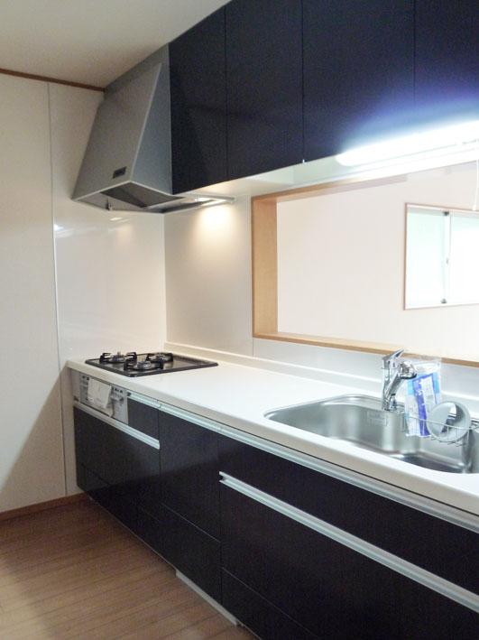 Kitchen. Same specifications construction cases Good usability, In excellent large system kitchen storage capacity, It will be fun every day dishes! 