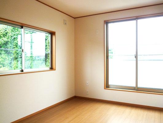 Non-living room. It was to ensure plenty of storage space in the same specification construction cases all rooms!