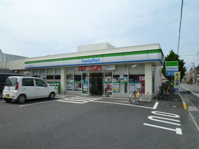 Convenience store. FamilyMart Misato Tokesaki 795m to shop