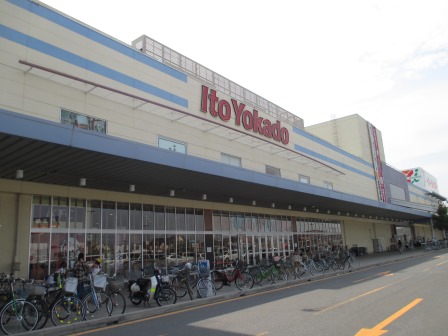 Supermarket. Ito-Yokado Misato store up to (super) 946m