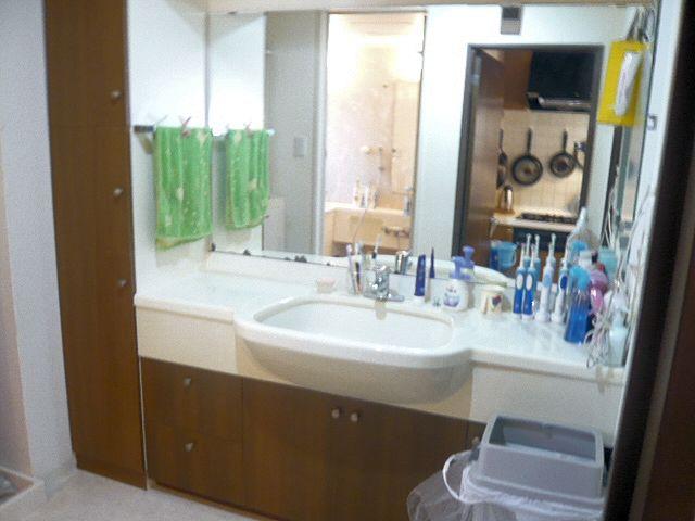 Wash basin, toilet. Wide Type