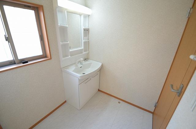 Wash basin, toilet. 7 Building wash room