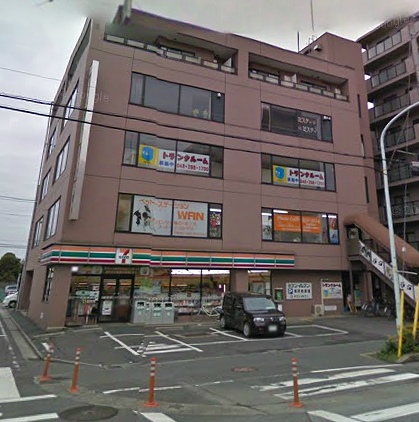 Convenience store. 600m to Seven-Eleven (convenience store)