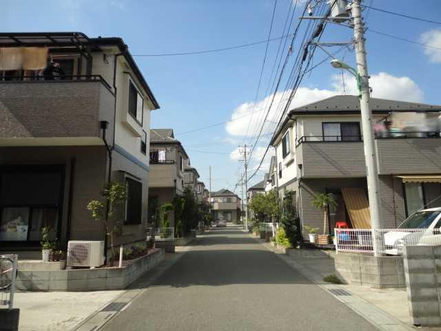 Local photos, including front road. ◆ All 30 buildings of the old subdivision in