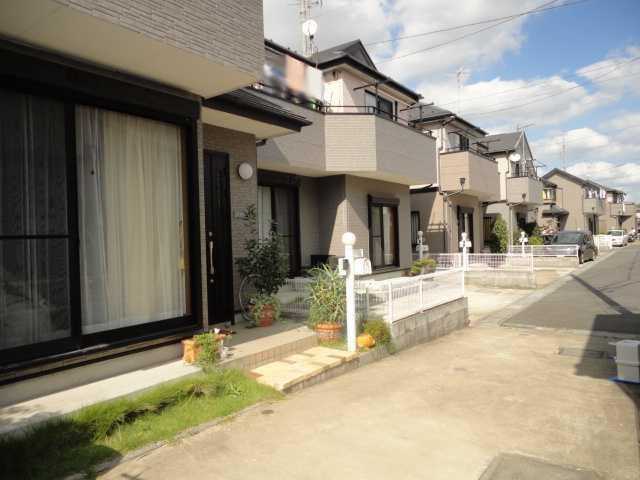 Local photos, including front road. ◆ There are two cars Curse space