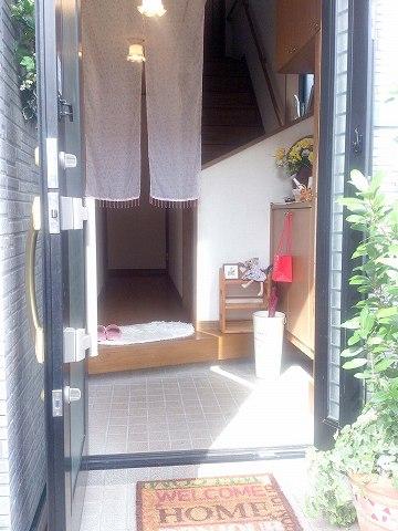 Entrance. ◆ Bright entrance