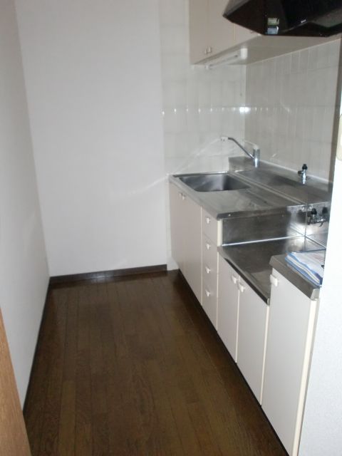 Kitchen. Spacious sink is Hakadori also dishes!