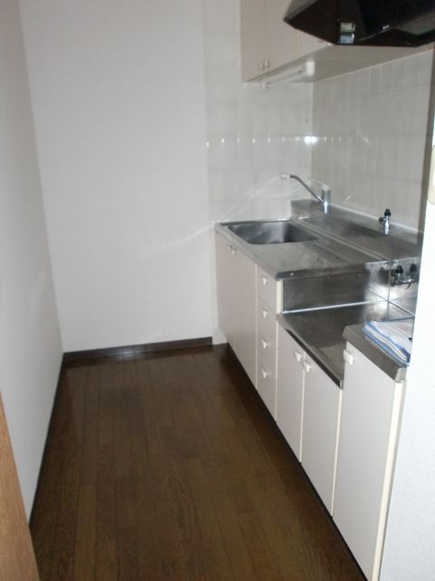 Kitchen. Spacious sink is Hakadori also dishes! 