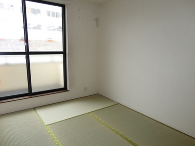 Living and room. Comfortable living space is Japanese-style room facing the south