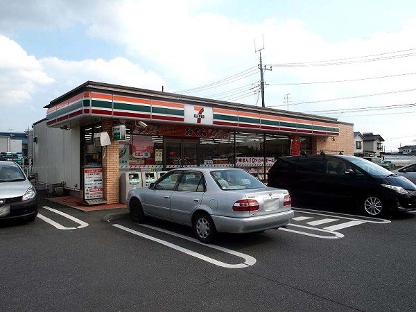 Convenience store. 850m to Seven-Eleven (convenience store)