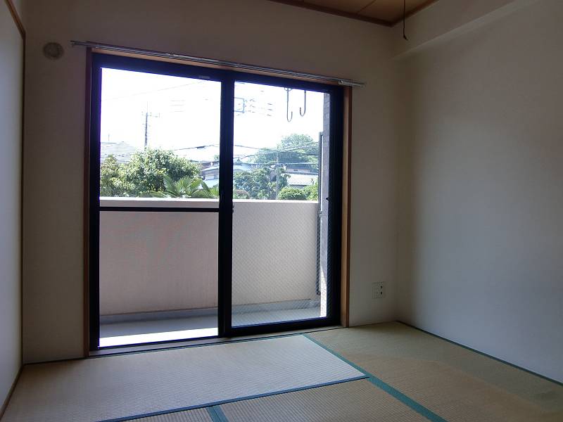 Living and room. Japanese-style room 6 quires It was tatami mat replacement.