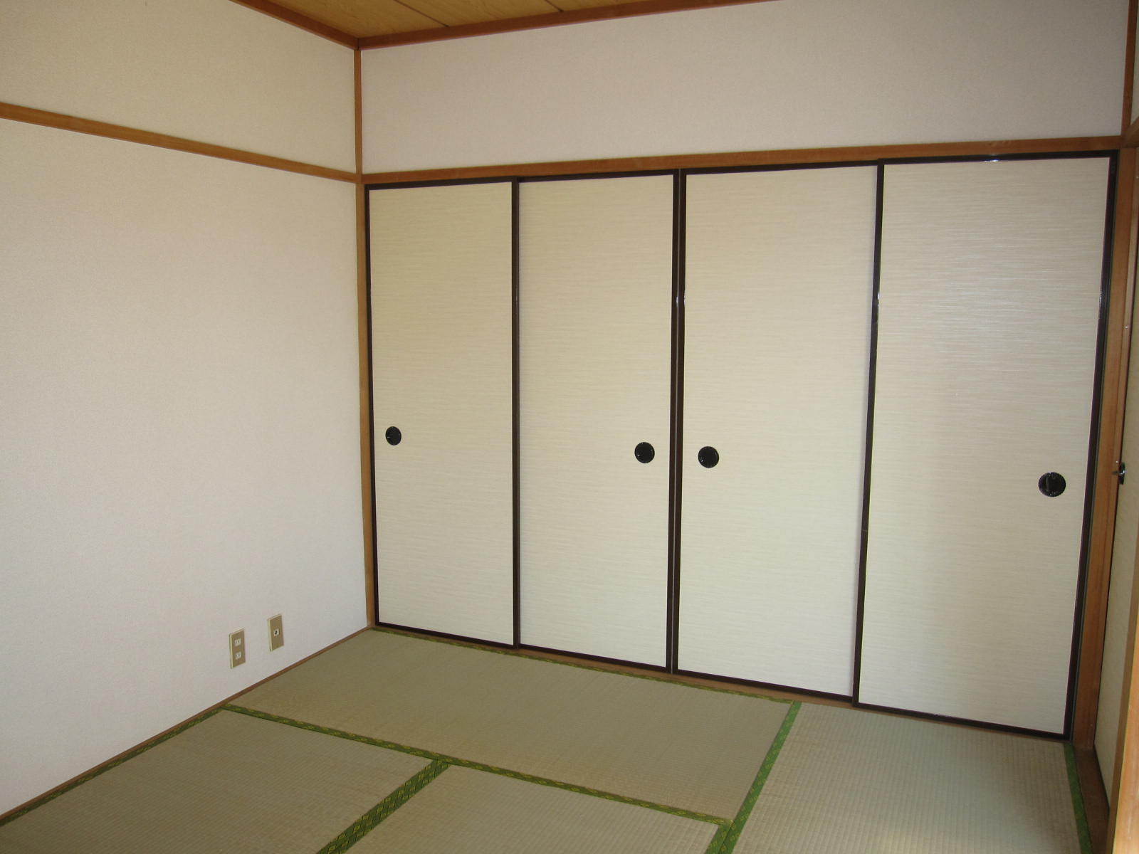 Living and room. The south side of the Japanese-style room