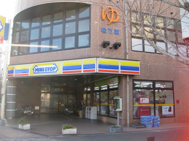 Convenience store. MINISTOP up (convenience store) 450m