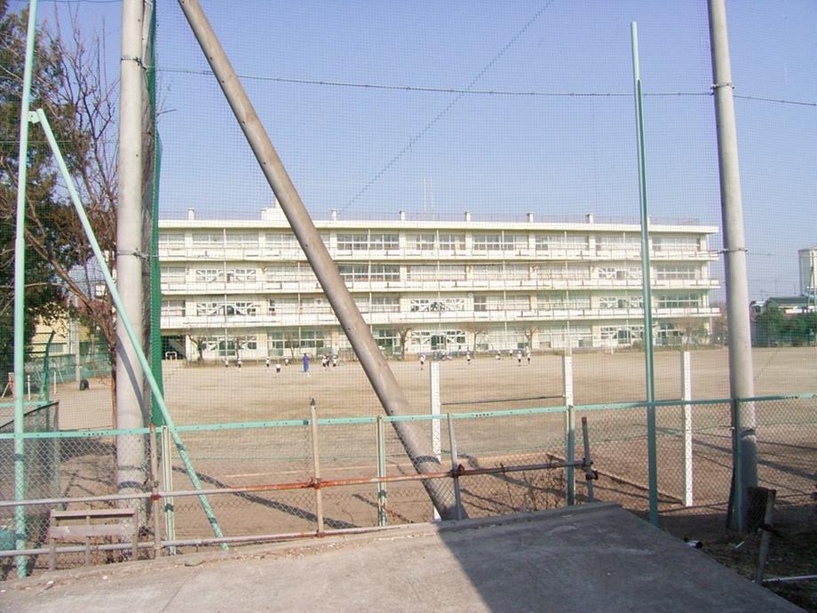 Primary school. Niiza Municipal Nodera to elementary school 220m