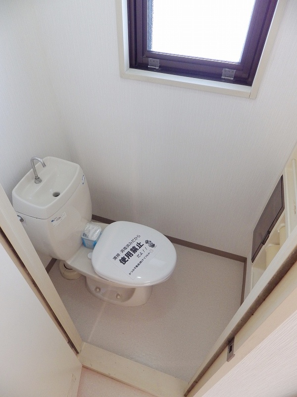 Toilet. There ventilation window ☆ 