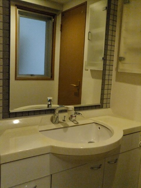 Washroom. Spacious washbasin