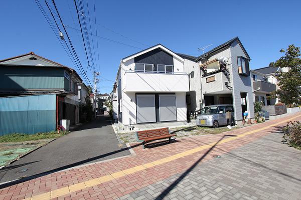 Local photos, including front road. Local (10 May 2013) Shooting