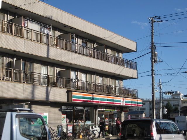 Convenience store. 450m to Seven-Eleven (convenience store)