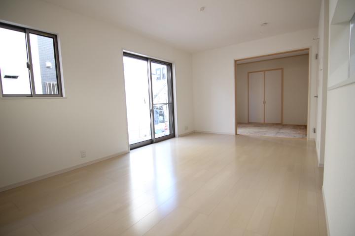 Living. 1 Building LDK15.5 Pledge ・ Large space of 20 tatami and connect with the Japanese-style room! 
