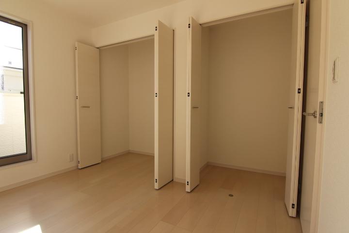 Receipt. 1 Building wall-to-wall large closet! 