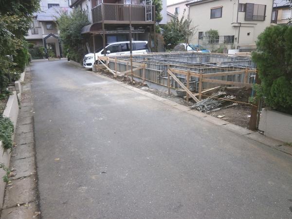 Local photos, including front road. Local: 2013 October