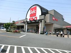 Supermarket. It is a supermarket at the location of a 5-minute walk from the 350m property to Berg Ikeda shop. Is on the same site, "McDonald's" and bakery "bread ・ Coquille ", There is also such as cleaning "Sanremon". 