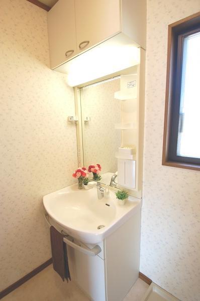 Wash basin, toilet.  ☆ Storage rich vanity ☆