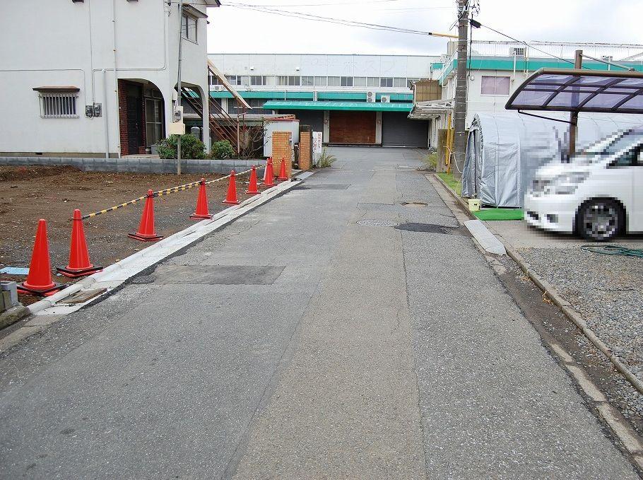 Local photos, including front road. Local: 2013 October