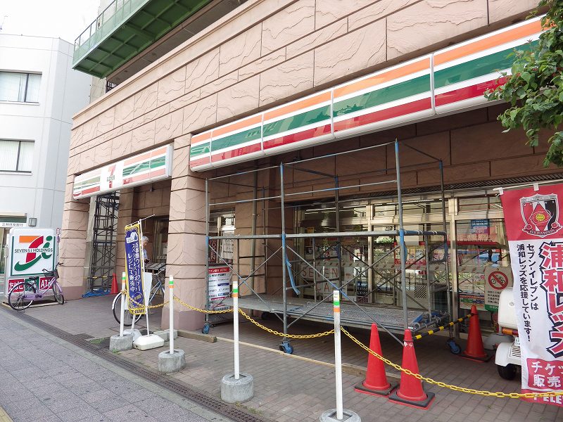 Convenience store. (Convenience store) to 239m