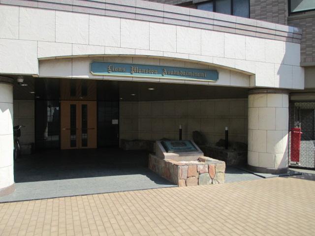 Entrance. Common areas