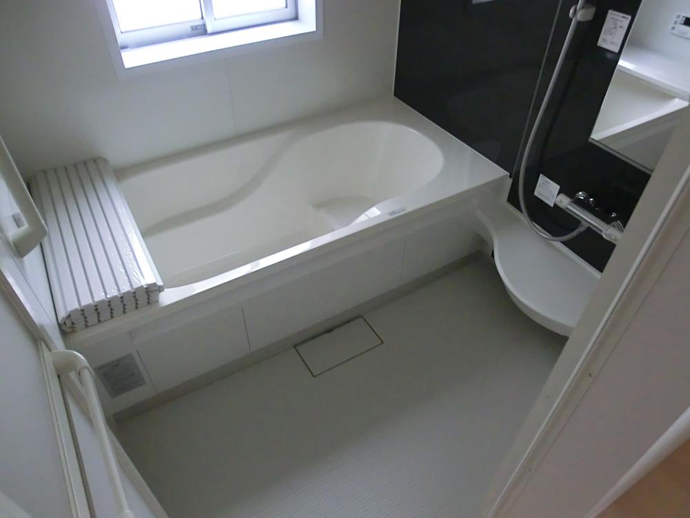 Same specifications photo (bathroom). <Bathroom construction cases> Effortlessly your laundry in the rain in the bathroom dryer with