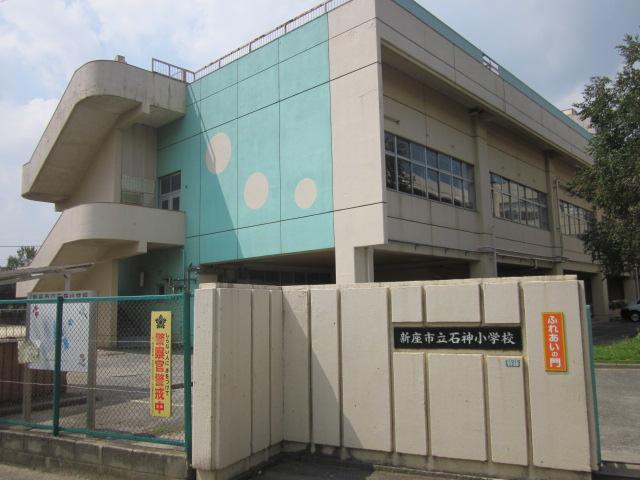 Primary school. 550m to Niiza Tateishi God Elementary School