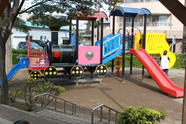 park. There is a 260m train of play equipment to Sangen'ya park, Small children we are playing a lot. 