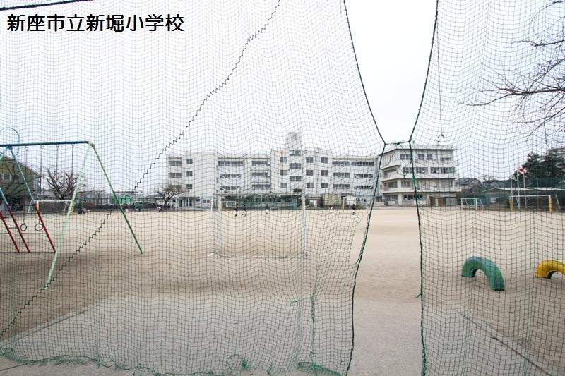 Primary school. Niiza Municipal Shinbori to elementary school 810m