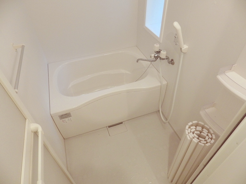 Bath. Spacious bathroom ☆ In city gas is economical ☆ 