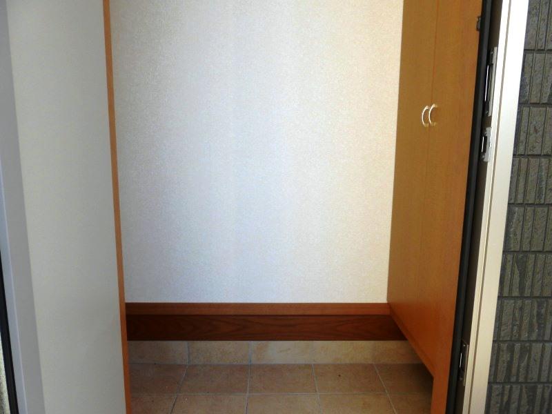 Entrance. Building 2 Interior (October 2013) Shooting