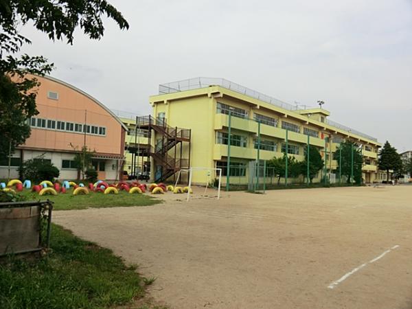 Primary school. Niiza elementary school Until (a 7-minute walk) 550m