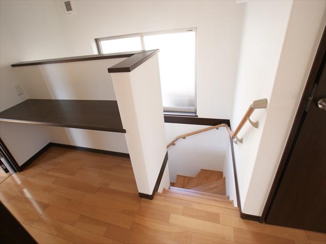 Other introspection. Spacious and bright second floor hall