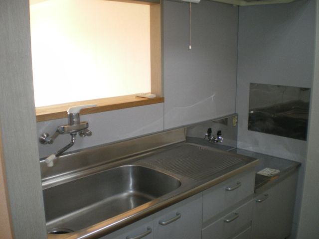 Kitchen. Wide sink! !