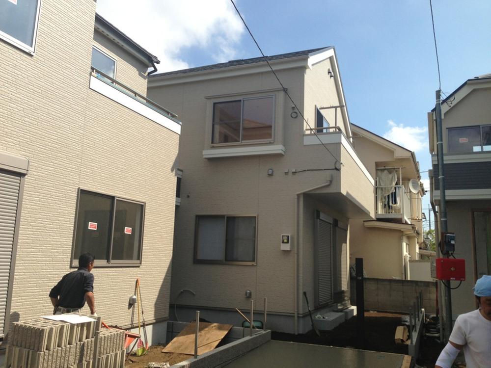 Local photos, including front road. 2013 September shooting.