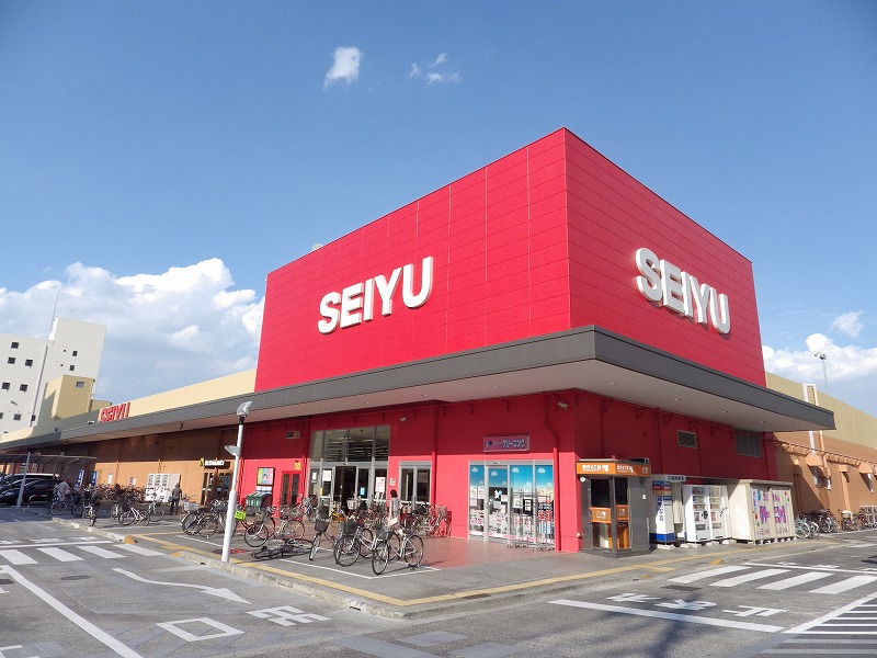 Supermarket. Seiyu to (super) 970m