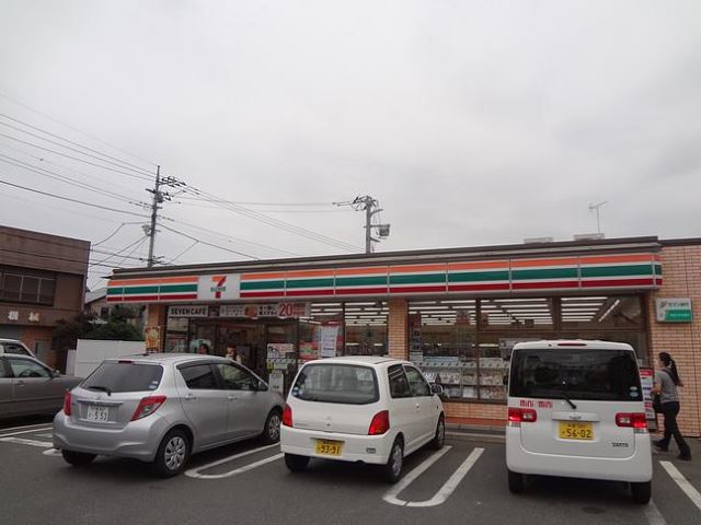 Convenience store. 440m to Seven-Eleven (convenience store)