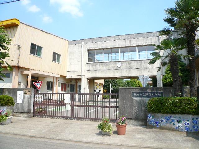 Primary school. 600m up to municipal Jinya Elementary School