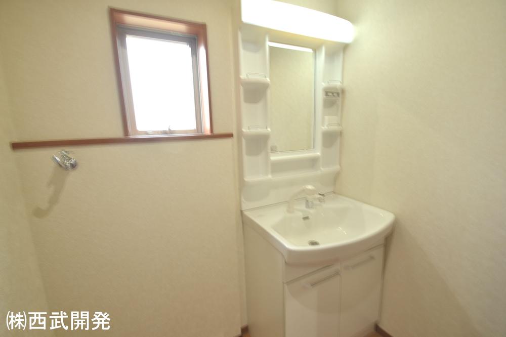 Wash basin, toilet. Indoor (12 May 2013) Shooting 8 Building