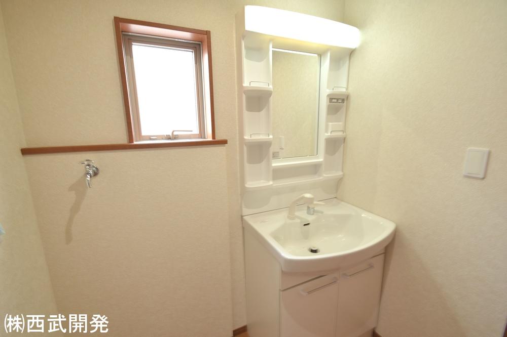 Wash basin, toilet. Indoor (12 May 2013) Shooting 15 Building