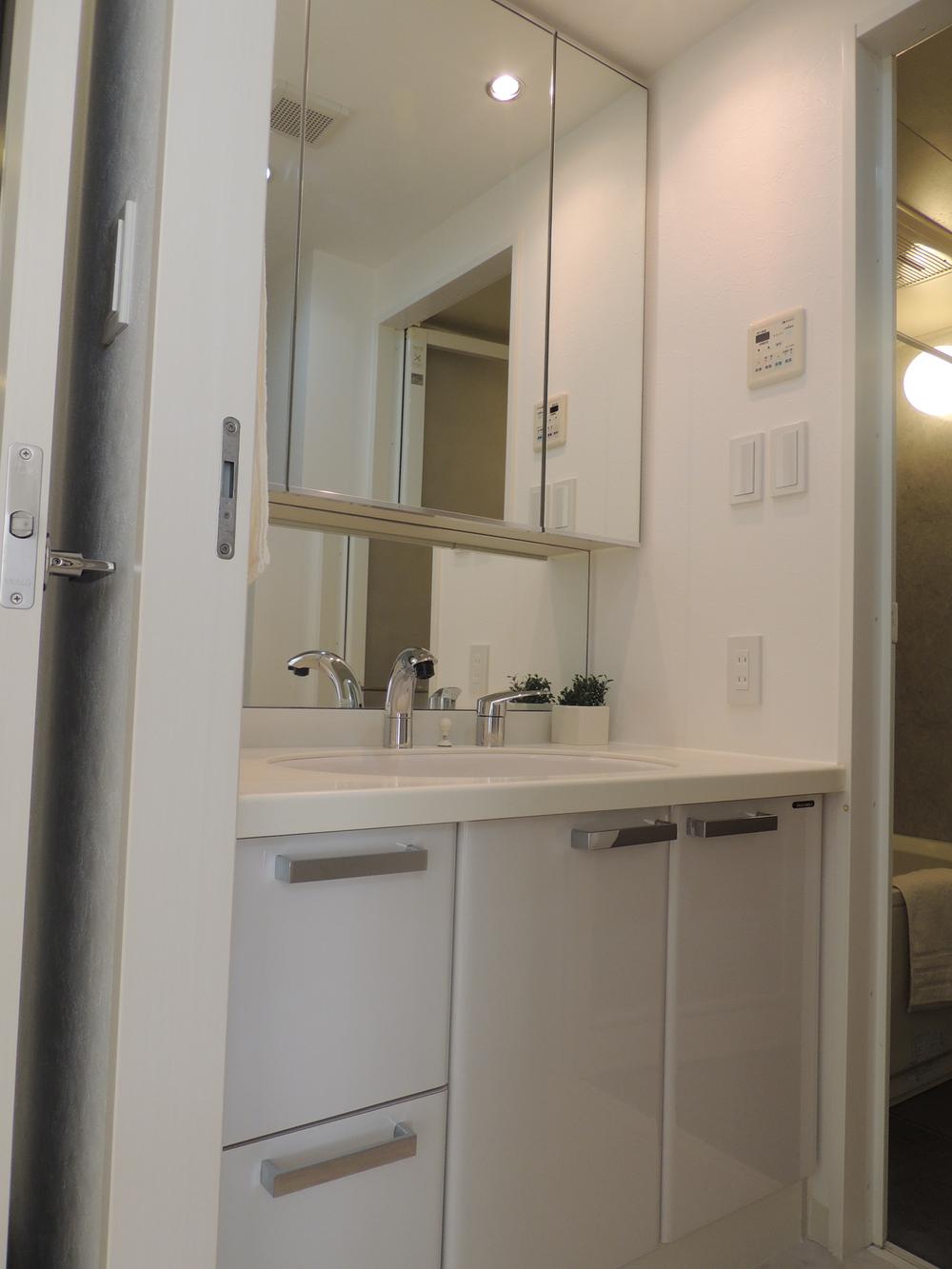 Wash basin, toilet. Interior