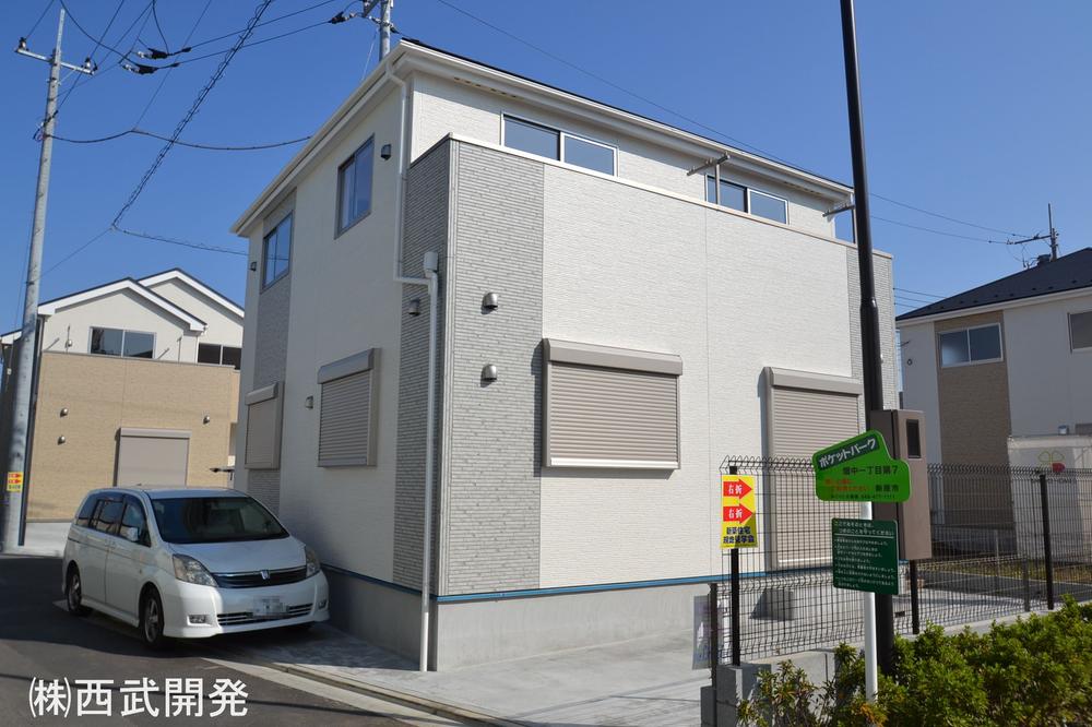 Local photos, including front road. Local (12 May 2013) Shooting